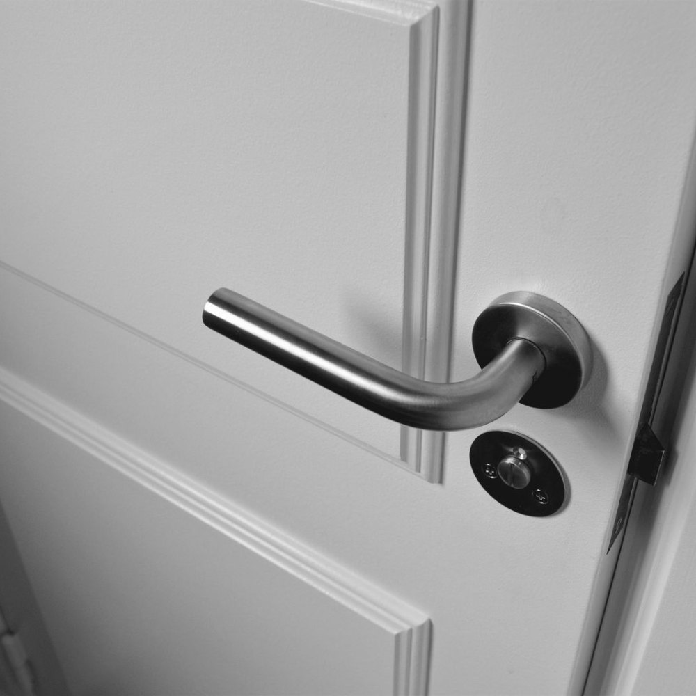 [DAL-SRV-DOOR-007] Install Door Stopper